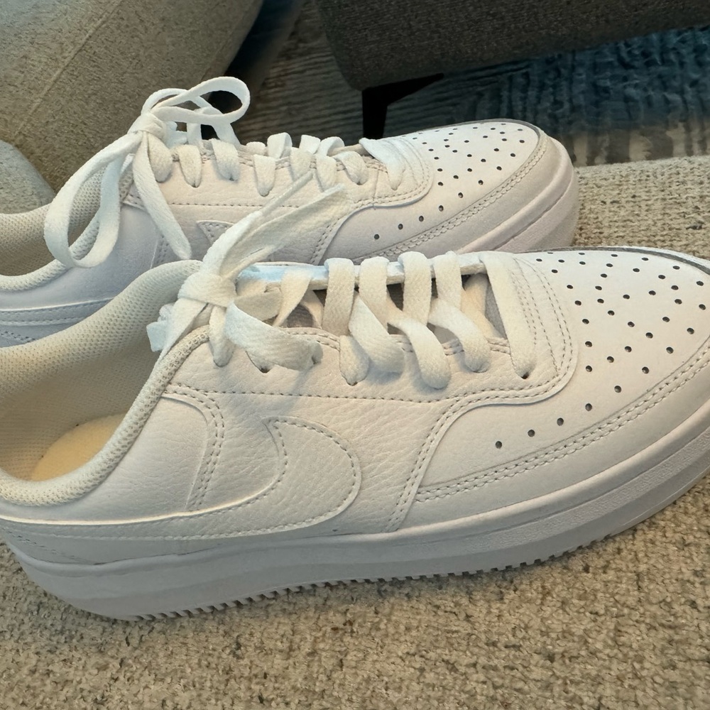 New women’s Nike court vision triple white Alta size 9 sneakers